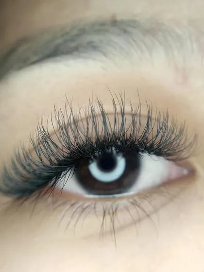 Another view of a full set of classic extensions. The style is versatile and enhances the eye's natural shape, providing a noticeable but sophisticated lift that complements your features.