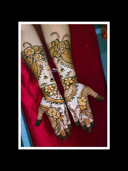 A beautiful floral mehendi design, perfect for an engagement. The use of negative space makes the flowers pop, and the delicate hanging jhumkis add a touch of grace.