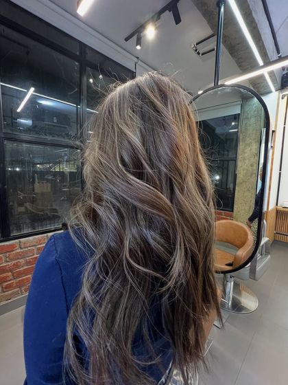 A final look at this dimensional brunette color, proving that you can have dramatic highlights that still look soft and natural.