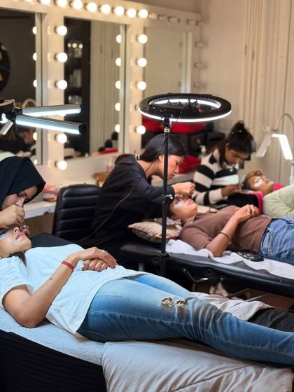 A behind-the-scenes shot of a lash extension service in progress at our studio. Our students and technicians use professional-grade lighting and tools to ensure every lash is perfectly placed for a flawless set.