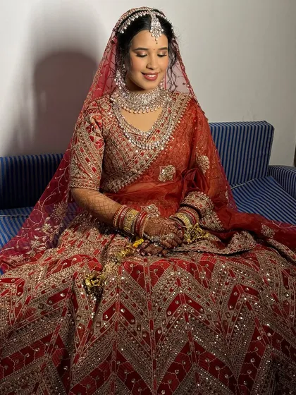 The bride's radiant glow is the centerpiece of this look. I use techniques to ensure the skin looks luminous and healthy, not heavy.