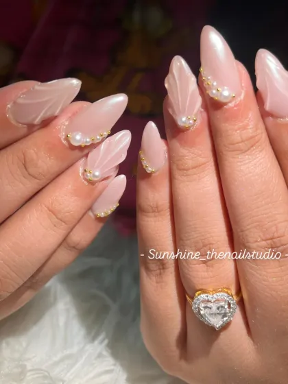 A still image of the pearlescent shell-textured nails.