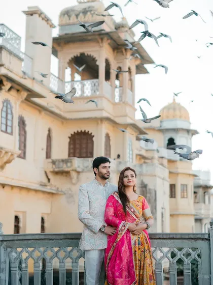 A perfectly timed shot with pigeons taking flight at a palace in Udaipur. This dynamic element adds a touch of magic and spontaneity to this otherwise classic and elegant royal portrait.
