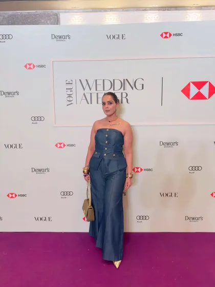 Facing the camera with confidence. This shot highlights the tailored fit of the denim bustier and the flattering high-waist of the pants, key elements for a successful outfit.