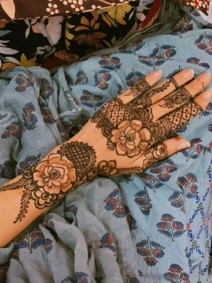 This photo shows the beautiful symmetry and flow of the Arabic rose design as it curves along the hand.