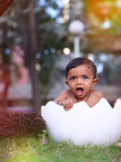Just hatched! This creative egg theme is a unique and playful concept for an outdoor kids' photoshoot, perfect for capturing a surprising expression.