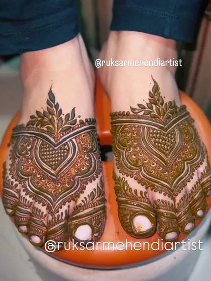 A symmetrical heart-themed design for the feet, perfect for a bride.