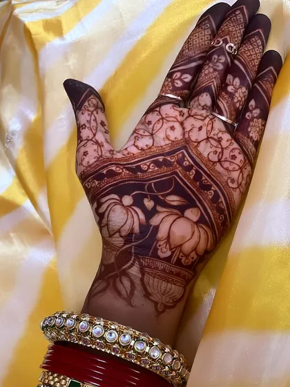 This is the result we always aim for: a stunningly deep and rich henna stain. We use only natural paste, and you can see how beautifully the intricate lotus and vine patterns have developed against the skin.