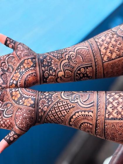 This outdoor shot shows how the henna looks in natural light, highlighting the contrast and detail of the pattern.