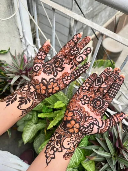 A simple yet elegant floral design, perfect for any party or casual event.