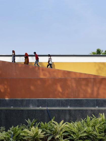 The exterior of the Vismaya museum is a composition of bold, simple forms articulated in different colors and textures. This approach breaks down the building's mass and responds to the surrounding landscape and internal display requirements.