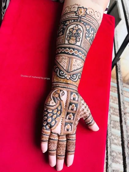 A beautiful full-arm design with peacocks and traditional patterns. The use of dark, filled sections makes the lighter details really stand out.