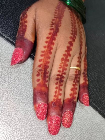 This is what I call "sugar art." It's a full-coverage application of fine red glitter to create a textured, super sparkly finish. This look is perfect for parties and festive seasons.