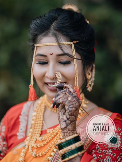 Adjusting the Nath is such an iconic moment for a Maharashtrian bride. Akshaya looks absolutely perfect with her soft makeup and traditional jewellery.