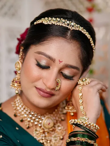 A quiet moment showing the details of this fusion look. Notice the soft, shimmery eyeshadow and perfectly blended base, which create a dreamy and elegant effect.