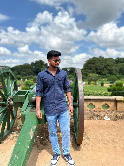 Posing with one of the old cannons on the grounds of Bangalore Palace.