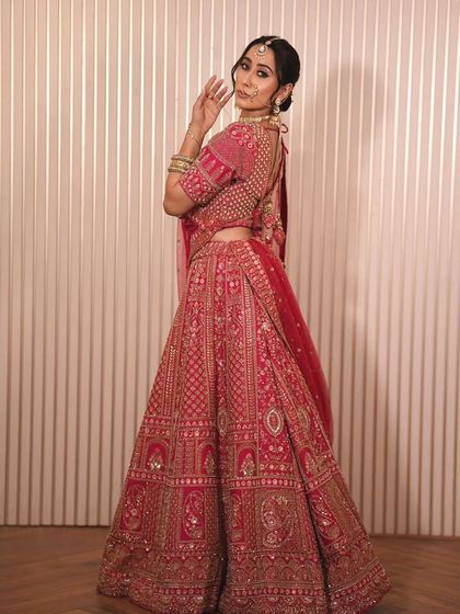 A complete bridal look featuring a heavy, gold-plated Kundan necklace, haath phool, and maang tikka, all available for rent.
