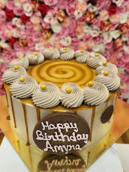 This is my 1.5 kg Choco Caramel cake, perfect for a larger birthday celebration. It combines the richness of chocolate with the sweetness of caramel, decorated with a caramel swirl and a personalized birthday message.