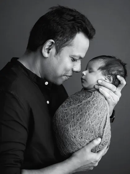 A father holding his newborn for the first time is a moment filled with so much emotion. I love using black and white for these portraits to focus on the connection and love.
