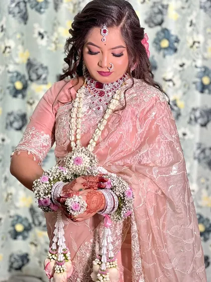 This mom-to-be is wearing an elegant floral jewellery set made with white buds and accented with pink flowers for her baby shower.