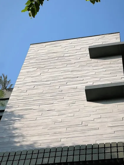 A close-up of the concrete planks on the facade. Available in 60 different granular units, these planks avoid pattern repetition and create a natural, aesthetically pleasing look.