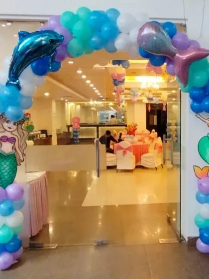 Dive into an underwater adventure with our mermaid-themed entrance arch. Decorated with mermaid cutouts and dolphin foil balloons in shades of blue, purple, and teal, it creates a magical welcome.