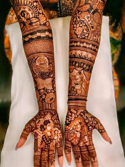 This design features multiple couple portraits, along with a depiction of Ganesha, blending romance with spirituality.