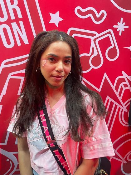 A closer look at the small pink glitter heart design. It's a tiny detail that makes a big impact.