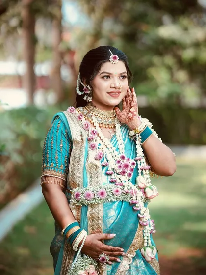 An outdoor shot that captures the beauty of the floral jewellery in natural light. The set includes a kamarband, bajuband, and haath phool.