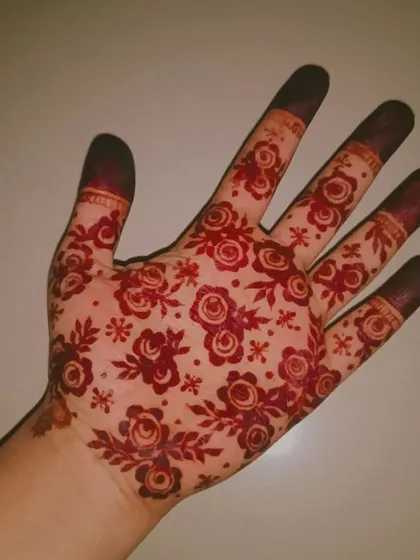 This simple yet elegant design features a pattern of small roses and leaves. The vibrant red stain makes this a perfect choice for someone who wants a beautiful but not overpowering look.