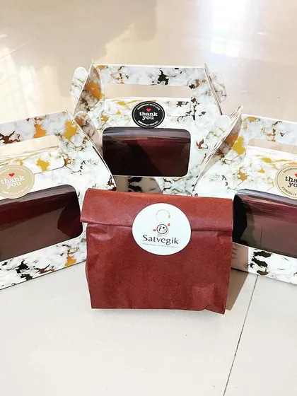 Gifting something healthy is a wonderful way to show you care. My nutritional bars come in these elegant, eco-friendly boxes, making them a perfect, thoughtful present for any occasion.