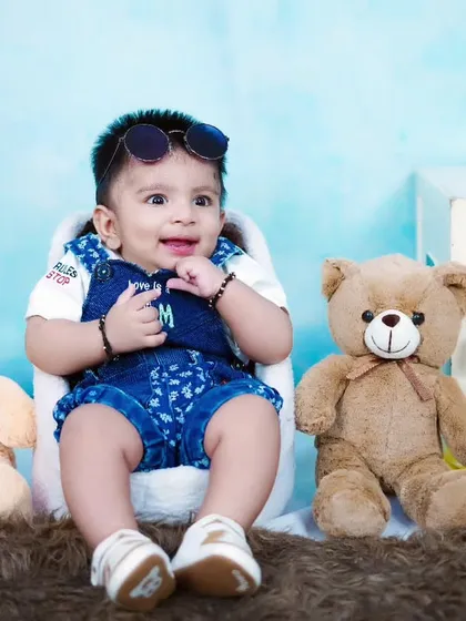 A six-month "halfway to one" photoshoot with a cool little dude and his teddy bear friends.