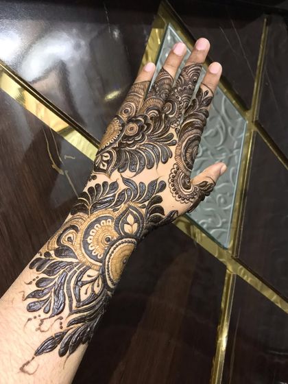 Bridal & Engagement Mehendi photo 8