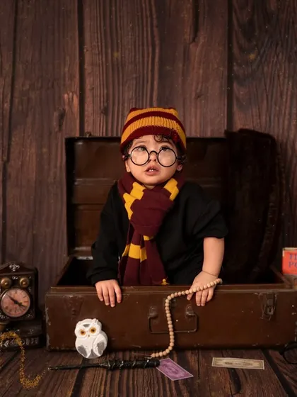 For the little wizard in your life, my Harry Potter theme is filled with magical details. From the Gryffindor scarf to the vintage trunk, we'll create a truly enchanting first birthday portrait.