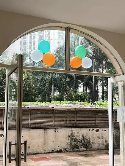 Another view of the simple tricolor balloon decoration for a national holiday.