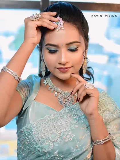 For your reception or sangeet, our American Diamond jewellery sets give you that modern, sparkly vibe. This rental set features a delicate necklace, matching earrings, and a maang tikka that catches the light beautifully.