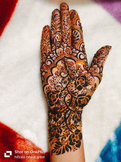 Another shot of this lovely single-hand design, showing the rich color of the henna paste.