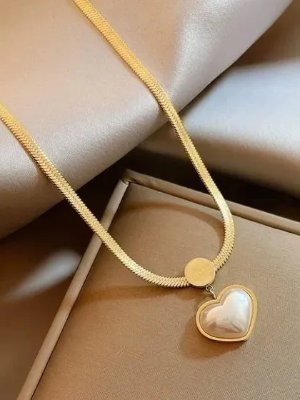 This beautiful mother-of-pearl heart pendant hangs from a sleek, gold-tone snake chain. It's a timeless piece that makes a wonderful and luxurious gift.