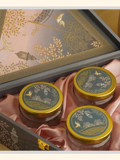 Simple and elegant grey-themed hampers for a peaceful Navratri. These unique triangular and rectangular boxes are perfect for subtle, sophisticated gifting.