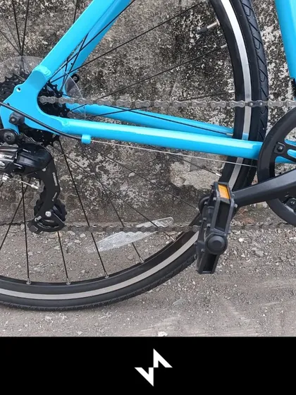 A close up of the drivetrain shows the single chainring in the front. While it has fewer gears than advanced bikes, it's a simple and effective setup for anyone starting with road cycling.