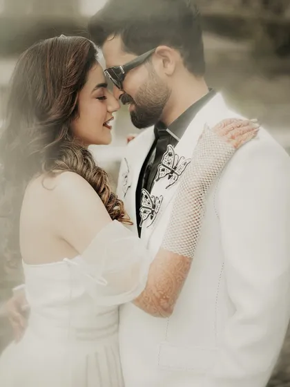 In between the grand events, I find the quiet stories. This close-up portrait uses a soft, hazy filter to create a dreamy, romantic atmosphere, focusing on the couple's connection and the gentle touch that says everything.