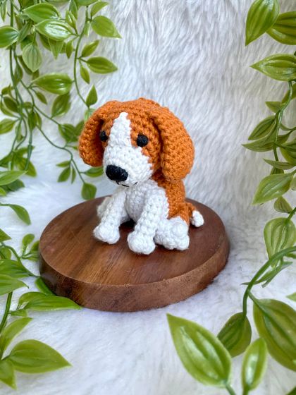 A tiny beagle puppy, small enough to sit in the palm of your hand. This little dog keychain is perfect for any dog lover.