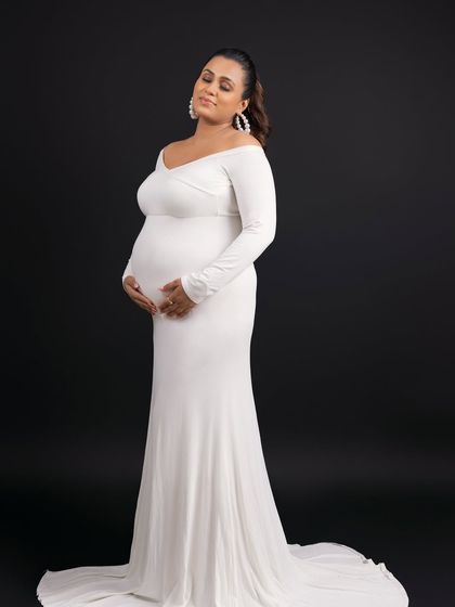 A duplicate of ID 119, this serene and classic portrait is a timeless choice.