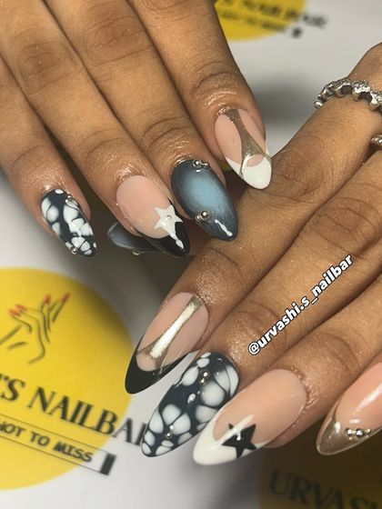 Inspired by the song "Pal Pal" by Talwinder, this dreamy set features hand-painted stars, celestial patterns, and a mix of chrome and matte finishes. It’s a whole vibe translated into nail art.