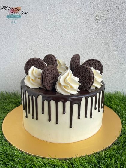 A delicious buttercream cake topped with chocolate drips and Oreo cookies. It's a simple yet indulgent treat for any cookie lover.