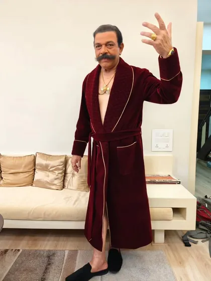 This is the complete don look for Govind Namdev ji. The quilted velvet robe, gold chain, and confident posture all come together to create a character that is both stylish and dangerous.