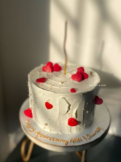 Elegant Floral & Minimalist Cakes photo 35