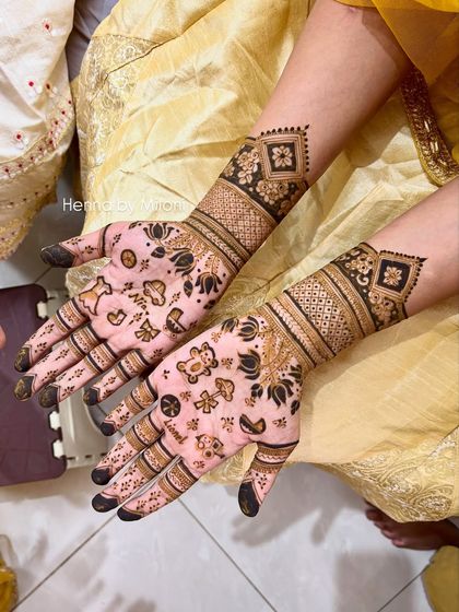 Another sweet design for a baby shower, with cute motifs like teddy bears and milk bottles scattered across the palms. It's a fun and unique take on celebratory mehendi.