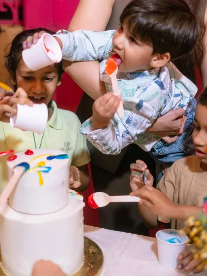 Pure joy looks like this! My interactive cake sessions for kids are all about letting them get creative and a little messy. Here, the birthday boy and his friends are painting their own cake with edible colors before the big cake-cutting moment.