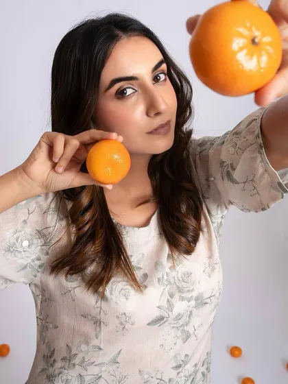 A playful selfie-style shot that gives a close-up of the neutral, earthy makeup tones, which work beautifully with the printed dress.